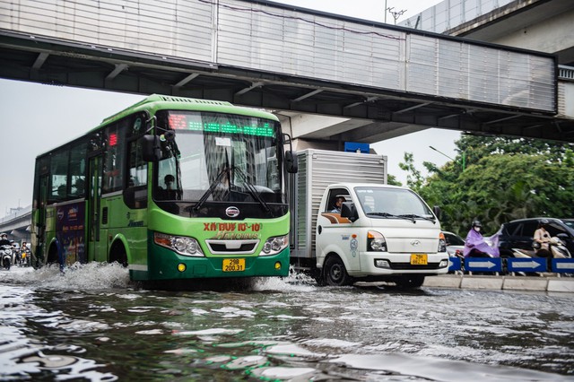 Chùm ảnh: Mưa lớn khiến nhiều tuyến phố của Hà Nội ngập sâu trong nước - Ảnh 3